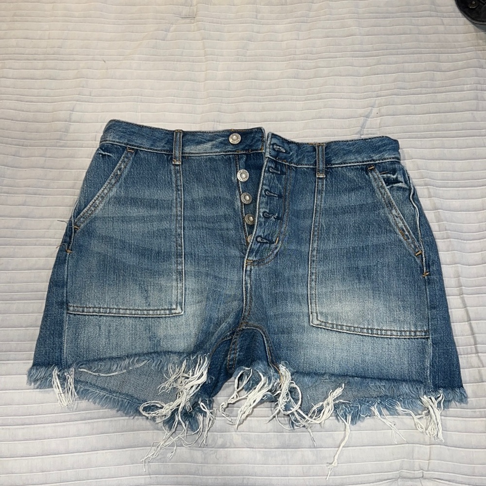 Free people denim shorts big pockets in the front belted in the back